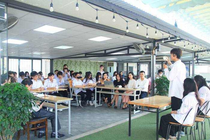 Một hoạt động tọa đàm đối thoại tại Trường Trung học phổ thông Lương Khánh Thiện. Ảnh: website nhà trường hp-truong-tu-thuc-4.jpg