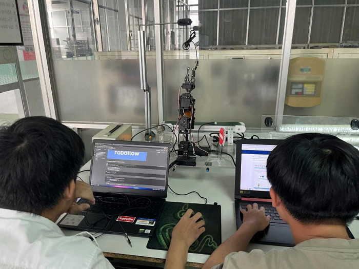 Hoạt động thực hành của sinh viên ngành Công nghệ kỹ thuật điện, điện tử của Trường Đại học Thái Bình. Ảnh: NTCC 7-20250718110530-e.jpg