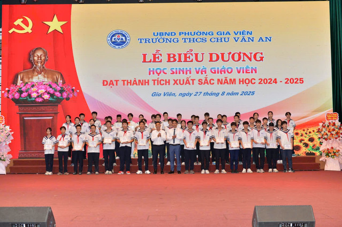 Nhà trường khen thưởng 118 học sinh đạt thành tích cao trong năm học 2024-2025 (Ảnh: LT) thcs-cva-tk-10.jpg