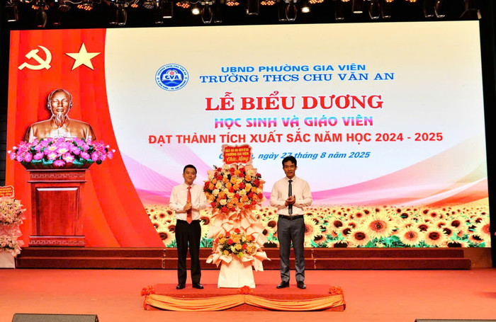 Ông Trần Quang Tường - Uỷ viên Thành uỷ, Bí thư Đảng uỷ phường Gia Viên tặng hoa chúc mừng nhà trường (Ảnh: LT) thcs-cva-tk-3.jpg
