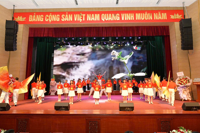 Các tiết mục văn nghệ do học sinh nhà trường biểu diễn (Ảnh: LT) thcs-cva-tk-1.jpg