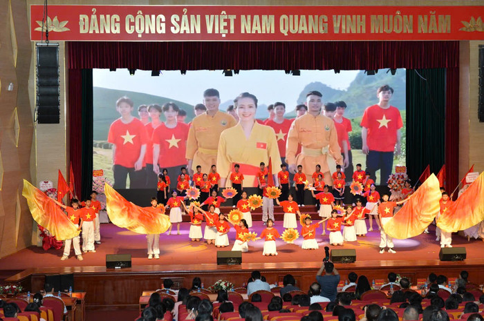 Các tiết mục văn nghệ do học sinh nhà trường biểu diễn (Ảnh: LT) thcs-cva-tk-2.jpg