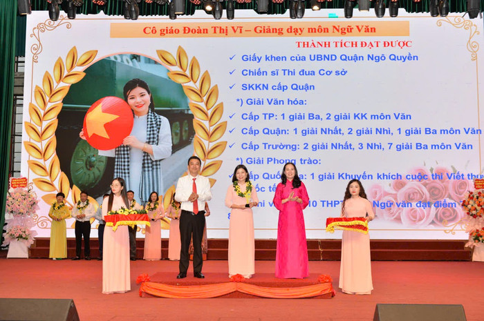Lãnh đạo phường Gia Viên trao biểu trưng của nhà trường tặng các giáo viên có thành tích xuất sắc (Ảnh: LT) thcs-cva-tk-6.jpg
