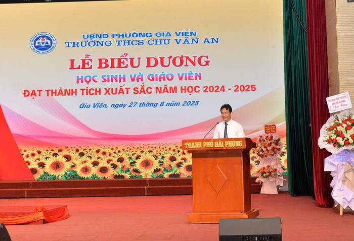 Nhà giáo Trịnh Văn Tuấn – Hiệu trưởng Trường Trung học cơ sở Chu Văn An phát biểu cảm ơn tại lễ biểu dương (Ảnh: LT) thcs-cva-tk-4.jpg
