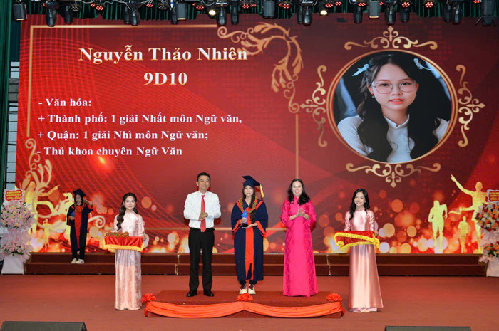 Lãnh đạo phường Gia Viên trao biểu trưng của nhà trường tặng các em học sinh có thành tích xuất sắc (Ảnh: LT) thcs-cva-tk-8.jpg