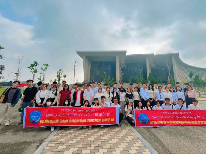 Sinh viên khoa Luật, Chính trị học và Quan hệ quốc tế trong một hoạt động ngoại khóa. Ảnh: NTCC nganh-luat-3.jpg