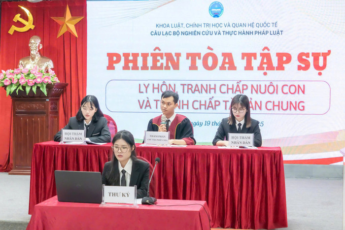 Sinh viên ngành Luật tham gia Phiên tòa tập sự do Câu lạc bộ Nghiên cứu và Thực hành pháp luật tổ chức. Ảnh: NTCC nganh-luat-2.jpg