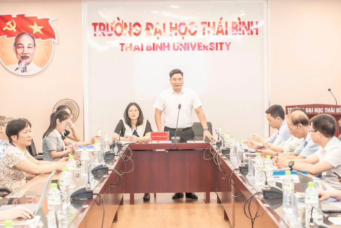 Tiến sĩ Hà Văn Đổng - Phó Hiệu trưởng Trường Đại học Thái Bình chỉ đạo tại cuộc họp chuyên môn. Ảnh: NTCC nganh-luat-4.jpg