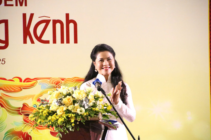 Bà Trần Thị Hoàng Mai - Giám đốc Sở Văn hóa, Thể thao và Du lịch Hải Phòng phát biểu tại lễ ra mắt tour đêm "Dấu thiêng Hàng Kênh". Ảnh: MN tour-hang-kenh-2.jpg