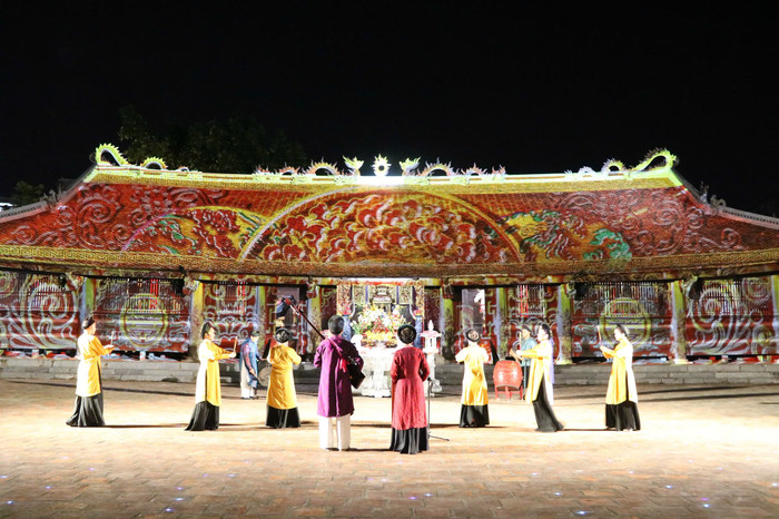 Người dân và du khách thưởng thức nghệ thuật hát chèo truyền thống trong tour đêm. Ảnh: MN tour-hang-kenh-5.jpg