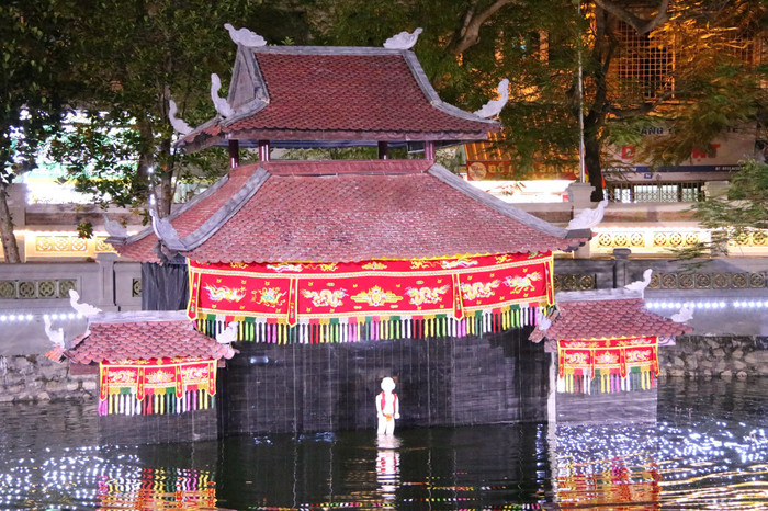 Trình diễn múa rối nước tại tour đêm. Ảnh: MN tour-hang-kenh-3.jpg