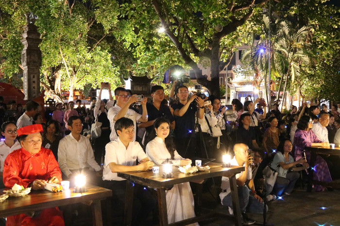 Đông đảo người dân tham dự lễ ra mắt tour đêm "Dấu thiêng Hàng Kênh". Ảnh: MN tour-hang-kenh-6.jpg