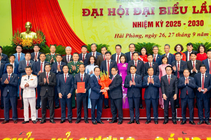 Thủ tướng Chính phủ Phạm Minh Chính tặng hoa chúc mừng Ban Chấp hành Đảng bộ thành phố Hải Phòng nhiệm kỳ 2025-2030 (Ảnh: ĐT) bch-ra-mat-1.jpg