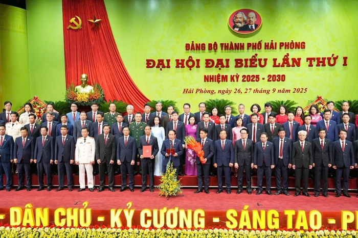 Bí thư Thành uỷ Hải Phòng Lê Tiến Châu phát biểu nhận nhiệm vụ (Ảnh: ĐT) bch-ra-mat-3.jpg