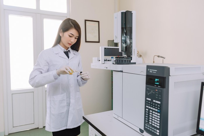 Sinh viên Trường Đại học Hàng hải Việt Nam thực hành tại phòng thí nghiệm với trang thiết bị hiện đại. (Ảnh: TK) image-17.jpg