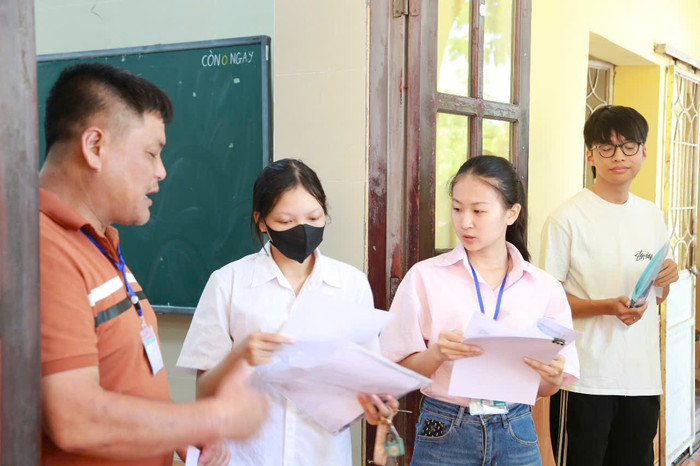 Giám thị gọi các thí sinh vào phòng thi (Ảnh: Lã Tiến) thi-thpt2-25-19.jpg