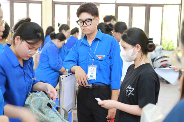 Các thí sinh gửi đồ, điện thoại di động tại khu vực gửi đồ của Trường Trung học phổ thông Thái Phiên (Ảnh: Lã Tiến) thi-thpt2-25-18.jpg
