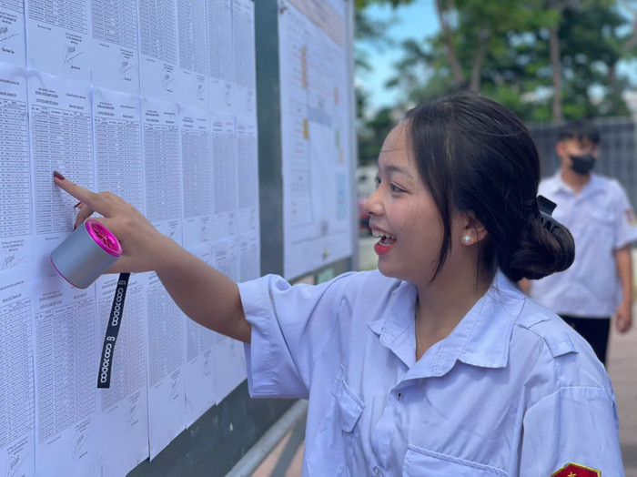 Các thí sinh xem lại số báo danh trước khi vào phòng thi tại điểm thi Trường Trung học phổ thông Hồng Bàng (Ảnh: Minh Ngọc) thi-thpt2-25-5.jpg