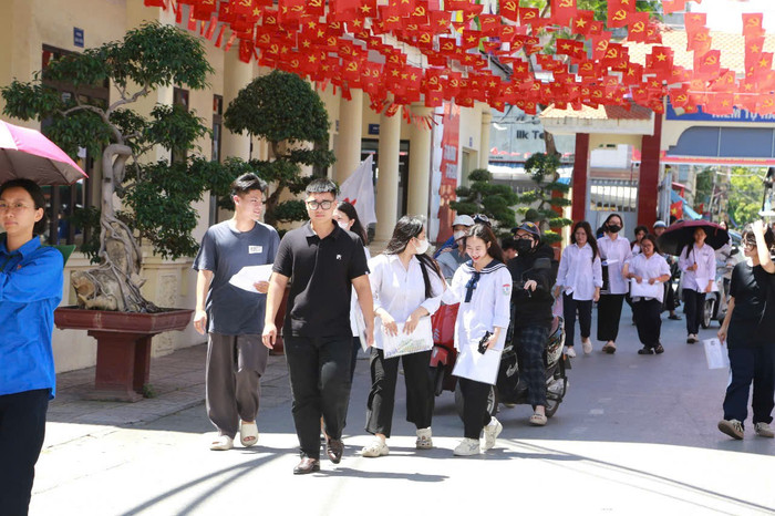 Các thí sinh đến dự thi tại điểm thi Trường Trung học phổ thông Thái Phiên (Ảnh: Lã Tiến) thi-thpt2-25-17.jpg
