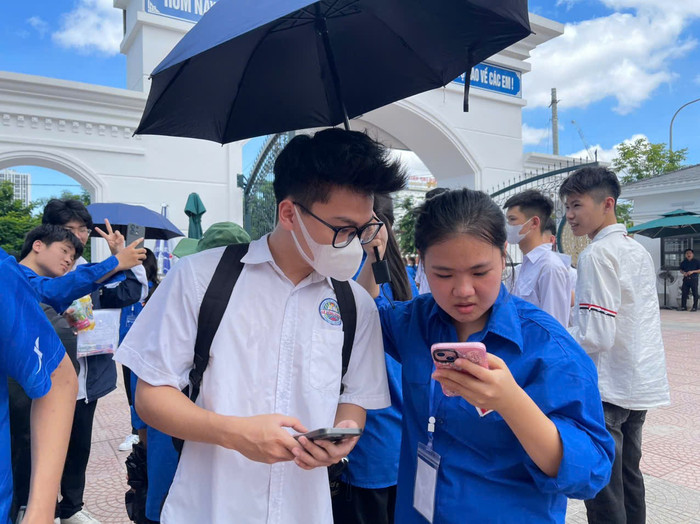 Lực lượng tình nguyện hướng dẫn thí sinh vào phòng thi (Ảnh: Minh Ngọc) thi-thpt2-25-9.jpg