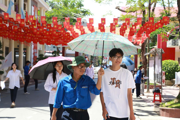 Thời tiết nắng nóng nên lực lượng sinh viên tình nguyện hỗ trợ thí sinh vào phòng thi (Ảnh: Lã Tiến) thi-thpt2-25-15.jpg