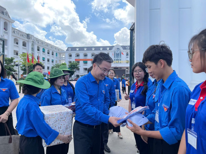 Thành đoàn Hải Phòng tặng quà cho thí sinh tại điểm thi trung học phổ thông Hồng Bàng (Ảnh: Minh Ngọc) thi-thpt2-25-3.jpg