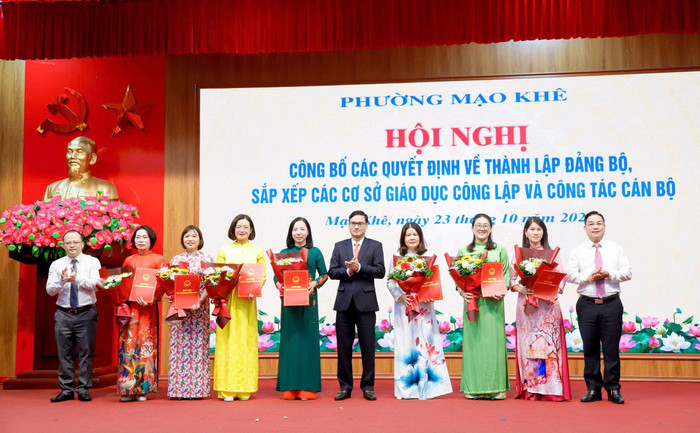 Phường Mạo Khê tổ chức hội nghị công bố các quyết định về thành lập đảng bộ, sắp xếp các cơ sở giáo dục công lập và công tác cán bộ. Ảnh: Cổng thông tin điện tử tỉnh Quảng Ninh 2b3ff4da04298977d038.jpg
