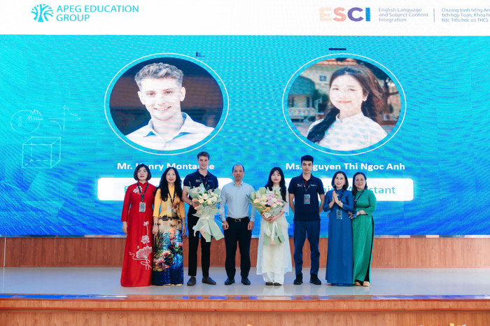 Ông Vũ Văn Cương - Tổng Giám đốc Công ty TNHH Đầu tư Giáo dục Châu Á Thái Bình Dương tặng hoa các giáo viên thực hiện tiết dạy minh họa. 3b0fdce8-e26f-416f-b84d-aed36f70c04b.jpg