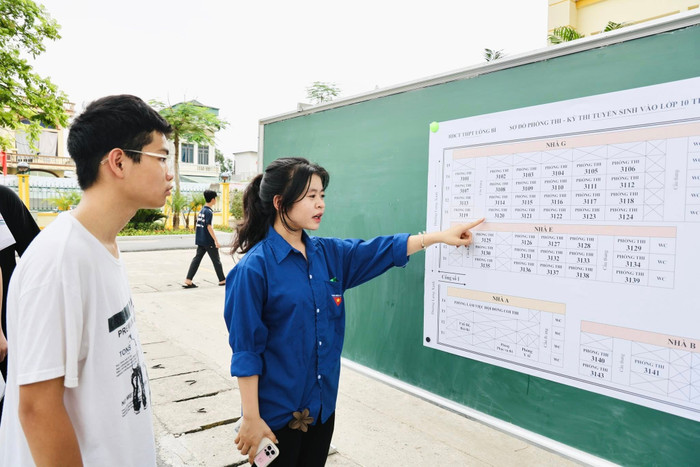 Đội thanh niên tình nguyện hỗ trợ, hướng dẫn thí sinh tại điểm thi. Ảnh: Cổng thông tin điện tử tỉnh Quảng Ninh 502419691-1025948419722521-4865557132119969936-n.jpg