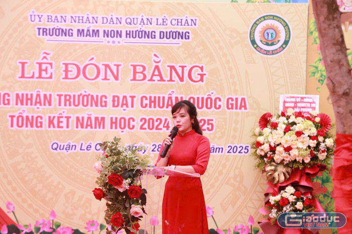 cô giáo Nguyễn Thị Hồng Ninh – Hiệu trưởng Trường Mầm non Hướng Dương phát biểu tại lễ đón Bằng công nhận trường đạt chuẩn quốc gia (Ảnh: LT) gdvn-mn-huong-duong-1.jpg