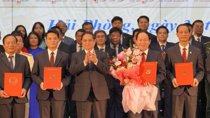 Thủ tướng Chính phủ Phạm Minh Chính trao Quyết định công bố các chức danh chủ chốt thành phố Hải Phòng. Ảnh: CTV hp-sap-nhap-5.jpg