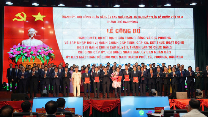 Thủ tướng Chính phủ Phạm Minh Chính trao Quyết định công bố các chức danh chủ chốt thành phố Hải Phòng. Ảnh: CTV hp-sap-nhap-4.jpg