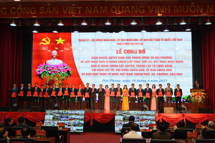 Đại diện Thường trực Thành ủy Hải Phòng mới công bố các quyết định thành lập đảng bộ, nhân sự chủ chốt tại 114 đơn vị hành chính cấp xã mới. Ảnh: CTV hp-sap-nhap-1.jpg