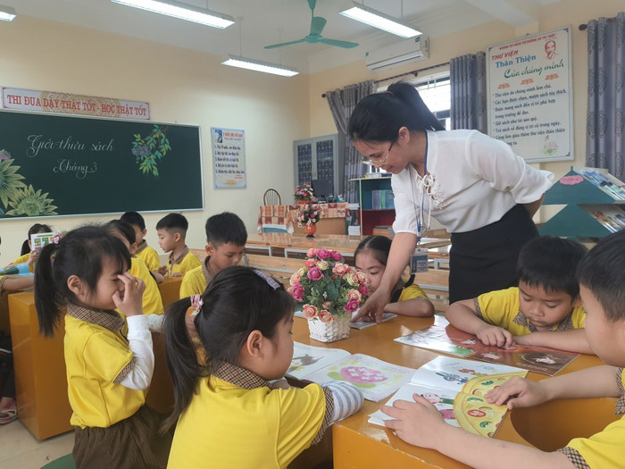 Cô giáo Nguyễn Thị Hoa cùng học sinh trong một giờ đọc tại thư viện Trường Tiểu học Phương Đông A (thành phố Uông Bí, Quảng Ninh). Ảnh: CTV co-giao-hoa-qn-1.jpg