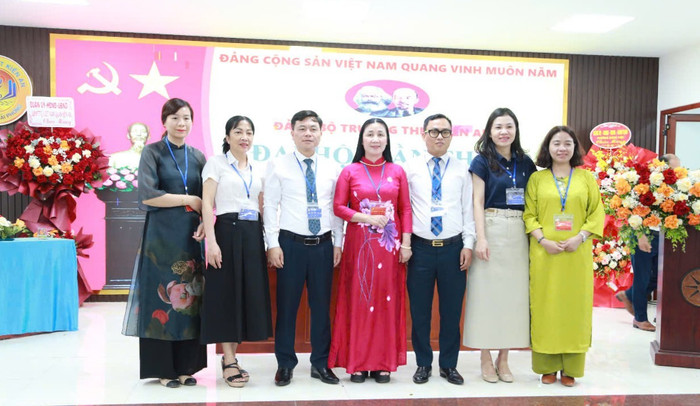 Các đại biểu chụp ảnh lưu niệm với Đoàn chủ tịch (Ảnh: Minh Ngọc) 2cc41286-9506-4341-9b57-044c0e54227a.jpg