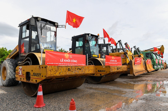 Vingroup khởi công khu công nghiệp Tân Trào và nhà máy nhiệt điện LNG tại Hải Phòng ảnh 4 anh-may-xuc-2.jpg