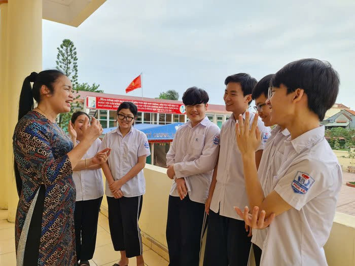 Cô giáo Nguyễn Thị Hạnh – Phó Hiệu trưởng Trường Trung học cơ sở Phục Lễ và học sinh. Ảnh: Lã Tiến day-2buoi-2.jpg