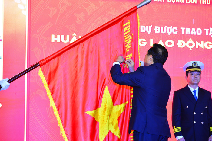 Thừa ủy quyền của Chủ tịch nước, Bộ trưởng Bộ Xây dựng Trần Hồng Minh đã trao Huân chương Lao động hạng Nhất cho Trường Đại học Hàng hải Việt Nam. anh-4-3.jpg