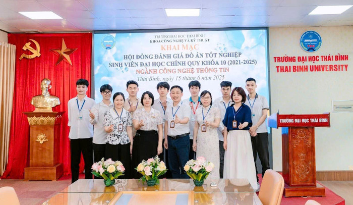 Sinh viên ngành Công nghệ thông tin trong buổi bảo vệ đồ án tốt nghiệp. Ảnh: NTCC tbu-nganh-2.jpg