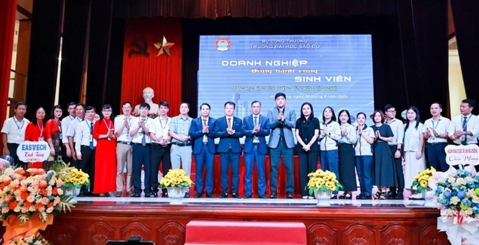 Nhà trường tăng cường hợp tác với các doanh nghiệp tạo cơ hội học tập và lập thân, lập nghiệp cho sinh viên. Ảnh: NTCC