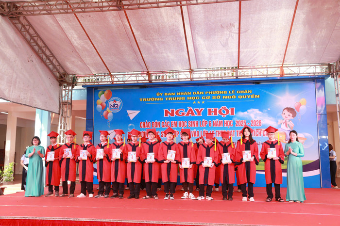 Nhà trường khen thưởng các em học sinh đạt thành tích xuất sắc trong kỳ thi vào lớp 10 (Ảnh: LT) thcs-ngo-quyen-2025-3.jpg