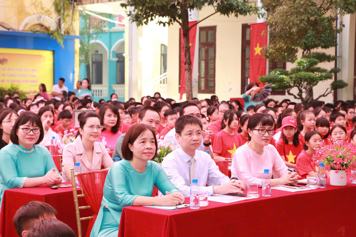 Các đại biểu tham dự ngày hội chào đón học sinh lớp 6 của Trường Trung học cơ sở Ngô Quyền (Ảnh: LT) thcs-ngo-quyen-2025-4.jpg
