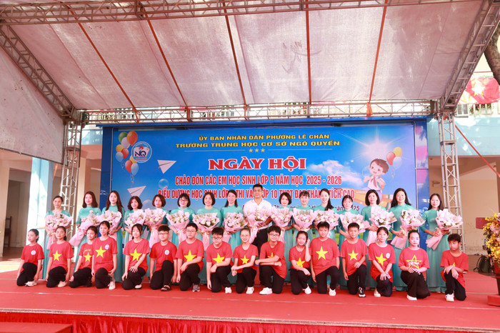 Học sinh lớp 6 tặng hoa Ban giám hiệu và giáo viên chủ nhiệm lớp (Ảnh: LT) thcs-ngo-quyen-2025-2.jpg