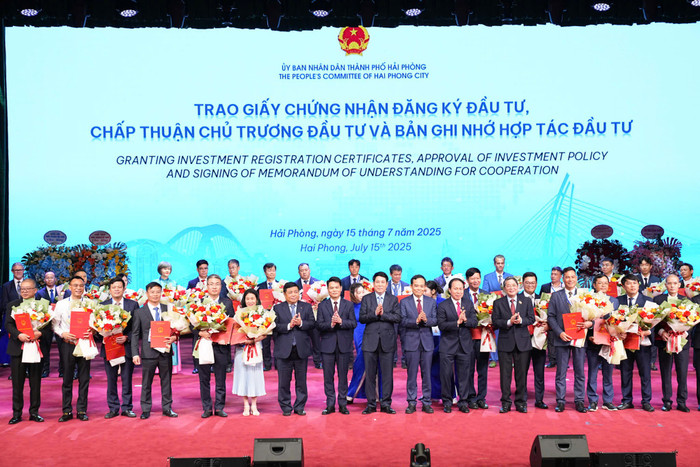 Lễ trao Giấy chứng nhận đăng ký đầu tư và các Biên bản ghi nhớ hợp tác đầu tư 46bfcf3242c3f49dadd2.jpg