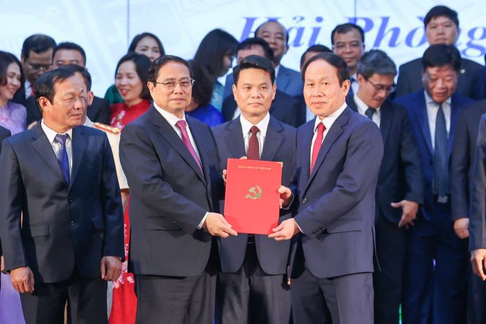 Thủ tướng Chính phủ Phạm Minh Chính trao Quyết định công bố các chức danh chủ chốt thành phố Hải Phòng. Ảnh: CTV sap-nhap-hp-6.jpg