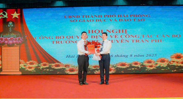 Nhà giáo Hoàng Anh Tuấn, Hiệu trưởng Trường Trung học phổ thông Thái Phiên được điều động và bổ nhiệm giữ chức vụ Hiệu trưởng Trường Trung học phổ thông Chuyên Trần Phú. Ảnh: Sở GD&ĐT Hải Phòng 247f594217f89fa6c6e9.jpg