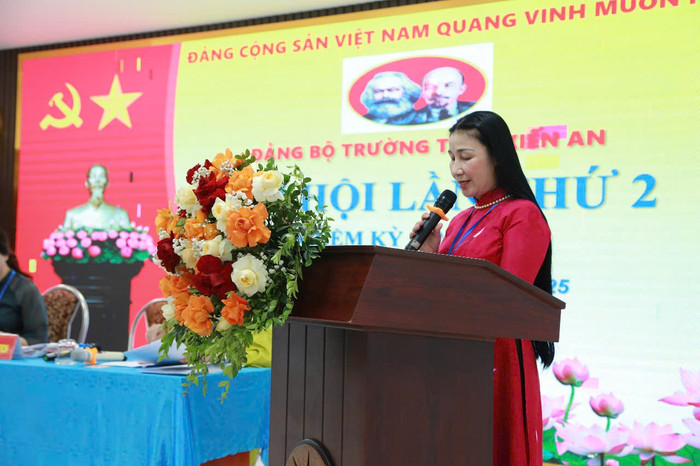 Tiến sĩ Nguyễn Thị Lệ - Bí thư Đảng ủy, Hiệu trưởng Trường Trung học phổ thông Kiến An báo cáo tại đại hội (Ảnh: Minh Ngọc) 728d5bcf-c2bd-4b83-bfc5-8e0d9d0c3ecb.jpg
