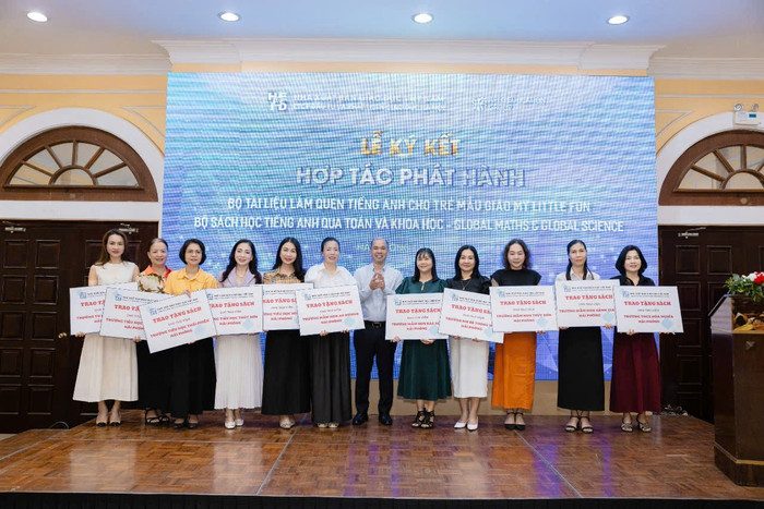 Lãnh đạo APEG trao tặng các đầu sách giá trị tới nhiều trường học tham dự lễ ký kết hợp tác (Ảnh: LT) ky-ket-4.jpg