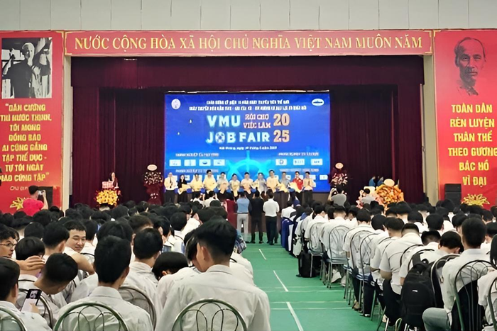 Hội chợ việc làm khối ngành đi biển mở ra cơ hội việc làm cho người học. snapedit-1750570986487.jpg
