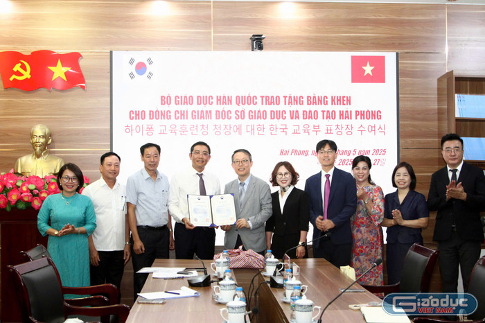Ông Bùi Văn Kiệm – Giám đốc Sở Giáo dục và Đào tạo thành phố Hải Phòng vinh dự đón nhận bằng khen của Bộ Giáo dục Hàn Quốc. (Ảnh: LT) gdvn-trao-bang-khen-2.jpg